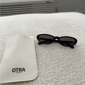 Otra Black Cat-Eye (KENNY) sunglasses